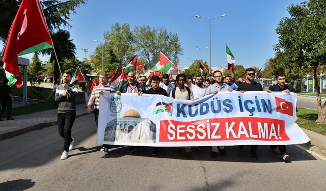 Ondokuz Mayıs Üniversitesi öğrenci toplulukları Filistin'e destek yürüyüşü yaptı