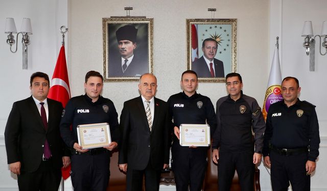 Ordu Valisi Erol'dan aranan hükümlüyü 1 dakikada yakalayan polislere başarı belgesi