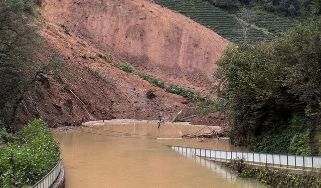 Rize'de heyelan sonucu 2 ev toprak altında kaldı