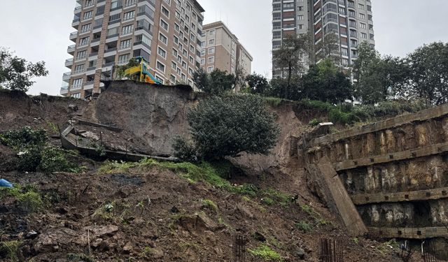 Rize'de toprak kayması sonucu çocuk parkı ve istinat duvarı zarar gördü