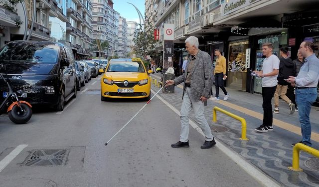 Samsun'da beyaz baston kullanan yayalara sürücülerin duyarlılığı test edildi