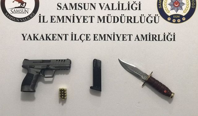 Samsun'da durdurulan şüpheli araçta silah ve bıçak ele geçirildi