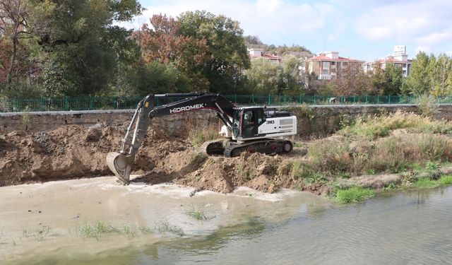 Samsun'da yağış dönemi öncesi ırmak ve dere yataklarının temizliğine başlandı