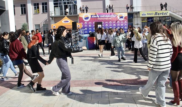 Sinop'ta ızgarada pişirilen bin palamut şenlikte dağıtıldı