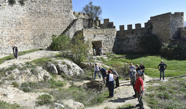 Sinop'ta sarp kayalıklar üzerine kurulu Boyabat Kalesi dikkat çekiyor