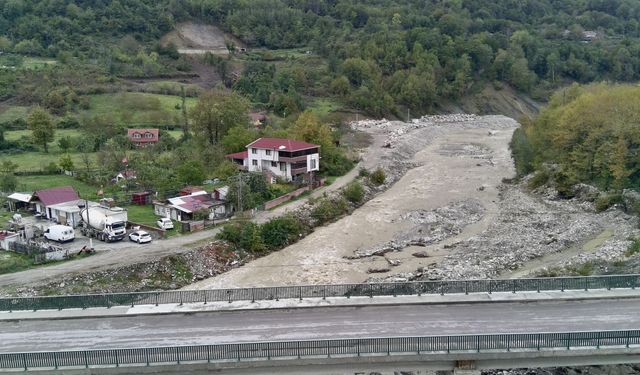 Sinop'ta su taşkını riskine karşı bazı yollar trafiğe kapatıldı