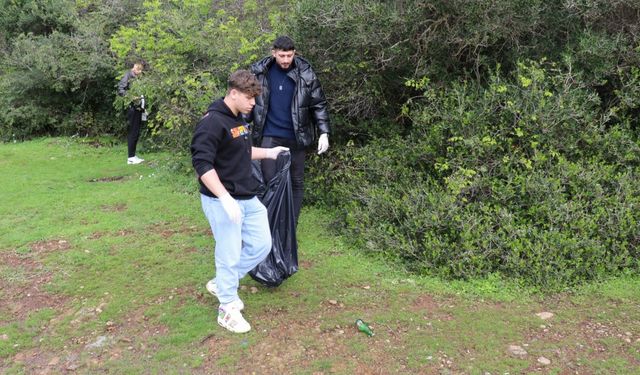 Sinop'ta üniversite öğrencileri çevre temizliği yaptı