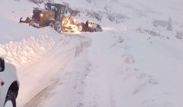 Sis Dağı Yaylası'nda kar nedeniyle mahsur kalan 5 kişi kurtarıldı