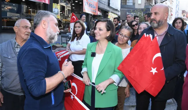 İzmir Karabağlar'dan  Cumhuriyet Korteji'ne bayraklı davet