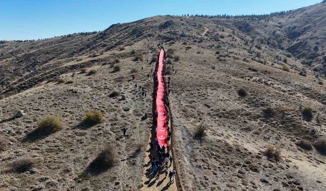 1744 rakımlı Dinek Dağı zirvesinde Cumhuriyet coşkusu