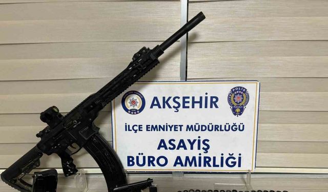 Akşehir’de yakalanan araçtan tabanca ve tüfek çıktı