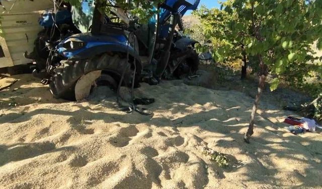 Arpa yüklü traktör devrildi, sürücünün yaralandığı kazada traktör dökülen arpaya gömüldü