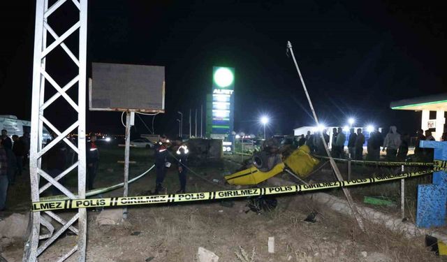 Aydınlatma direğine çarpan Tofaş ikiye bölündü: 1 ölü, 3 yaralı