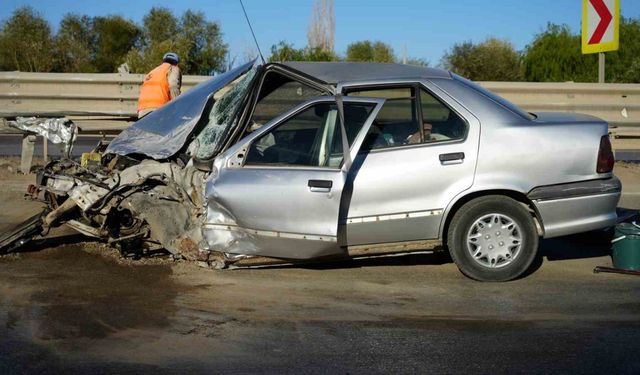 Bariyerlere çarpan otomobil hurdaya döndü, sürücü ağır yaralandı