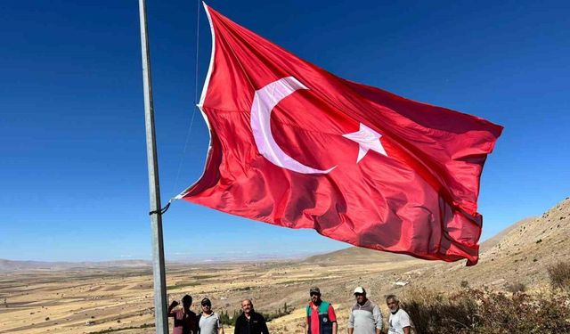 Çanakpınar mahallesinin zirvesine dev Türk Bayrağı asıldı