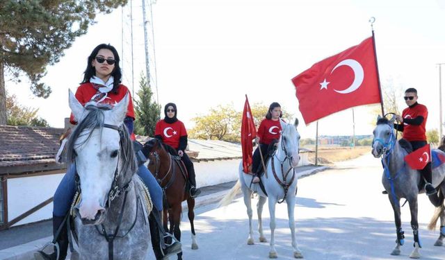 Cumhuriyet Bayramı’nı ata binerek kutladılar