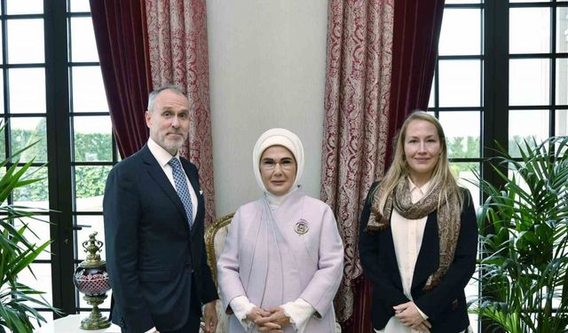 Emine Erdoğan, CMI Martti Ahtisaari Barış Vakfı temsilcilerini kabul etti