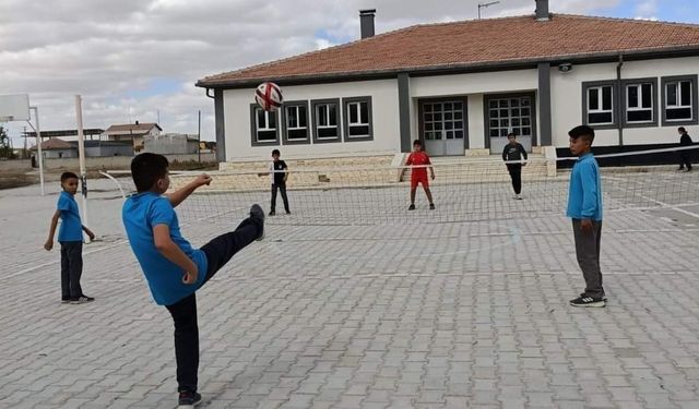 Eskil’deki okullarda ayak tenisi müsabakaları başladı