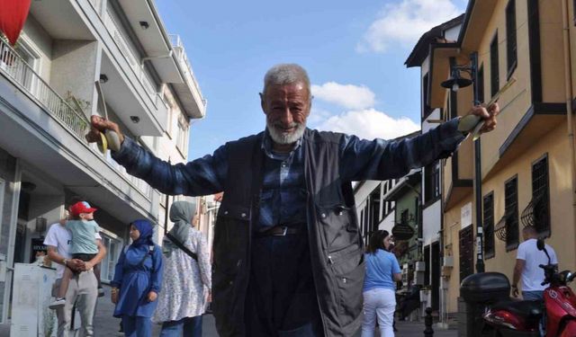 Hamallıktan kalan boş vaktini sokaklarda dans ederek kazanca dönüştürüyor