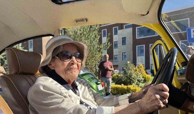 Huzurevi sakinleri Vosvos araçlarla nostaljik şehir turu yaptı