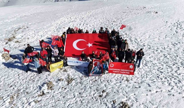 İstiklal Marşı’nı 2 bin 587 rakımlı dağın zirvesinde okuyup Cumhuriyet’in 101’nci yılını kutladılar