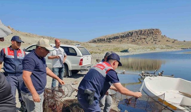 Jandarma kaçak ağ operasyonunda bin metre ağı imha etti