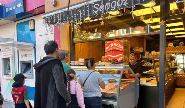 Kampanyaya inanmayan vatandaşlara ücretsiz 200 litre dondurmayı dağıtmakta güçlük çektiler