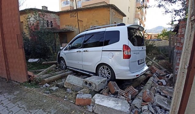 Kontrolden çıkan araç bahçe duvarını yıkıp içeri girdi