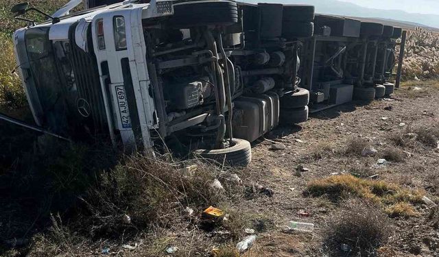 Konya’da devrilen tırın sürücüsü yaralandı