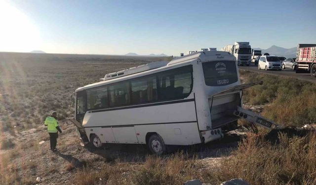 Konya’da işçi servisi ile otomobil çarpıştı: 10 yaralı