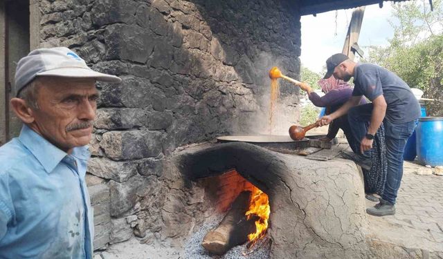 Konya’da köy ocağında imeceyle pekmez yapılmaya devam ediliyor