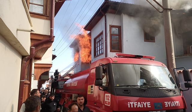 Konya’da tarihi evlerin bulunduğu sokaktaki yangın korkuttu