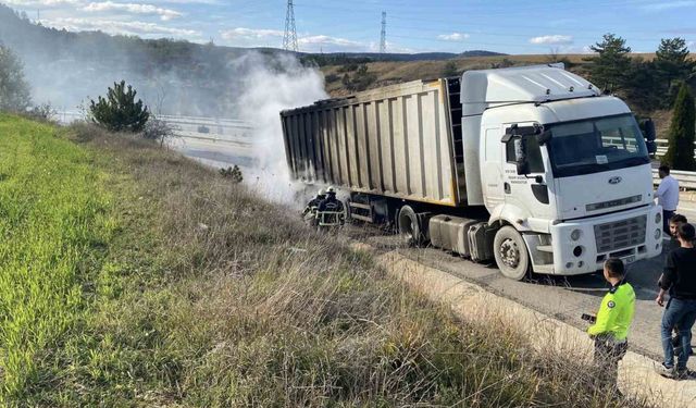 Lastikleri alevlere teslim olan dorseyi küle dönmekten itfaiye kurtardı