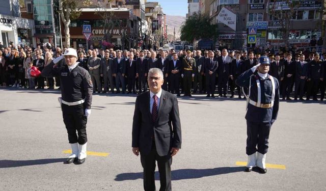 Niğde’de 29 Ekim kutlamaları çelenk sunma töreniyle başladı