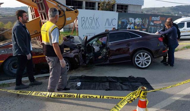 Otomobil park halindeki iş makinesi yüklü tıra çarptı, 70 yaşındaki sürücü öldü