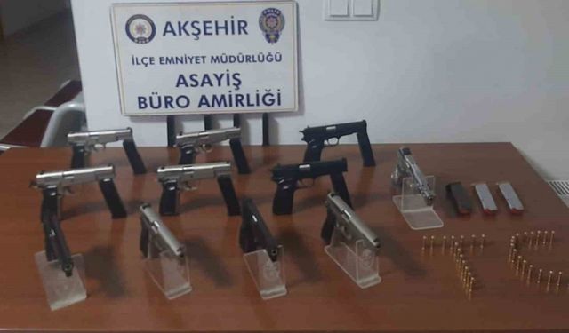 Polisin durduğu araçta 11 adet tabanca çıktı