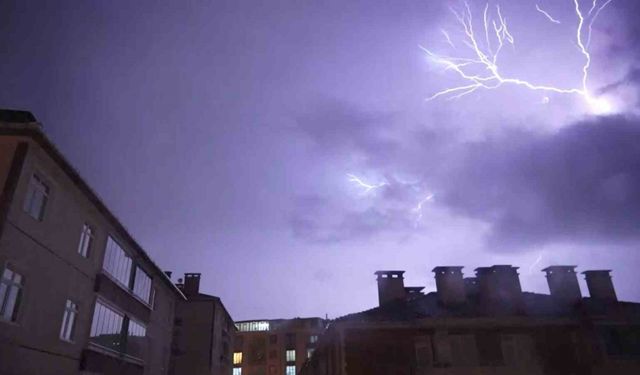 Samsun’da şimşek ve yıldırımlar gökyüzünü aydınlattı