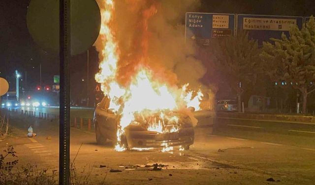 Seyir halindeki otomobil alev topuna döndü, sürücü son anda kurtuldu