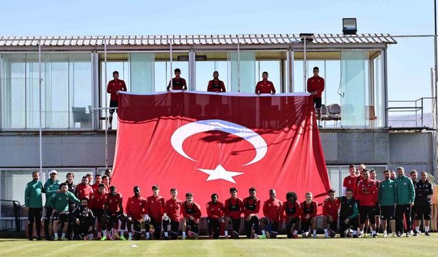 Sivasspor antrenmanda dev Türk bayrağı açtı