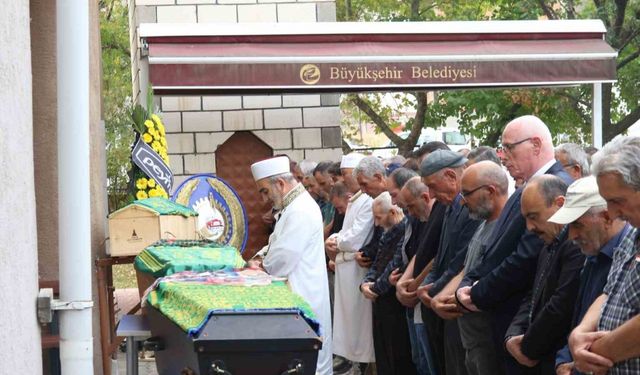 Trafik kazasında hayatını kaybeden 3 aile ferdi son yolculuklarına uğurlandı