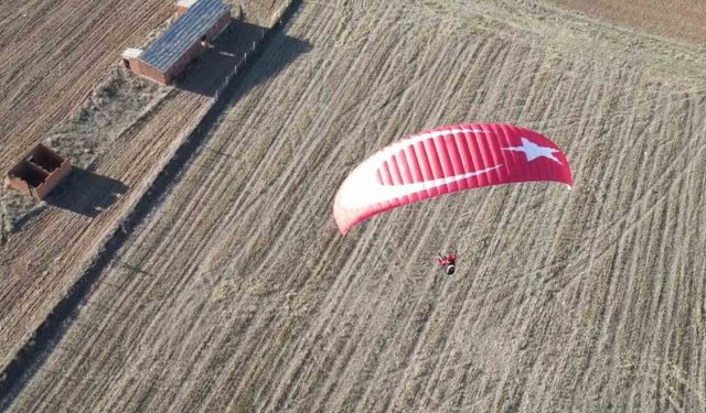 Yamaç paraşütü sporcuları, 29 Ekim Cumhuriyet Bayramı’nı gökyüzünde kutladı