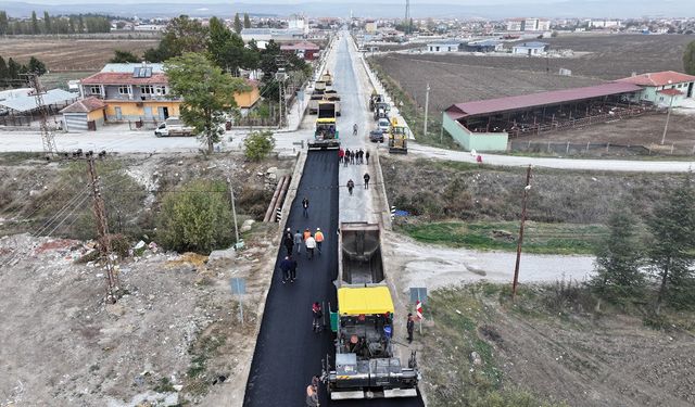 Alaca'da yollar yenileniyor, ilçe güzelleşiyor