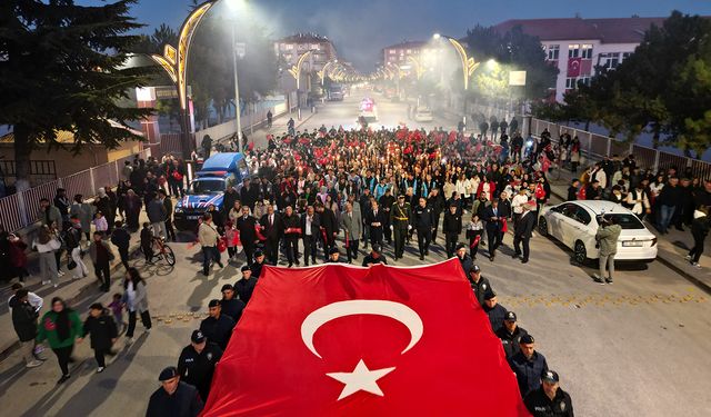 Çorum'un bu ilçesinde meşaleler Cumhuriyet için yandı: Fener alayına büyük katılım