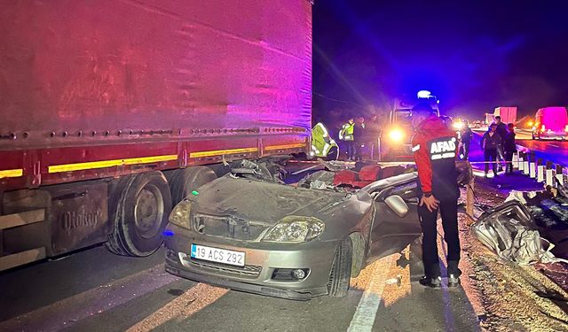 Amasya - Çorum yolunda feci kaza! Lastiği patlayan tıra çarpan otomobilin sürücüsü öldü