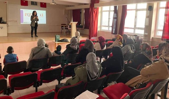 Sungurlu’da öğrenci ve velilere madde bağımlılığı eğitimi verildi