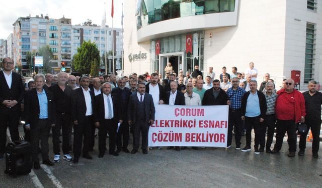 Çorumlu elektrikçiler sokağa döküldü: YEDAŞ’ın kapısına dayandılar!