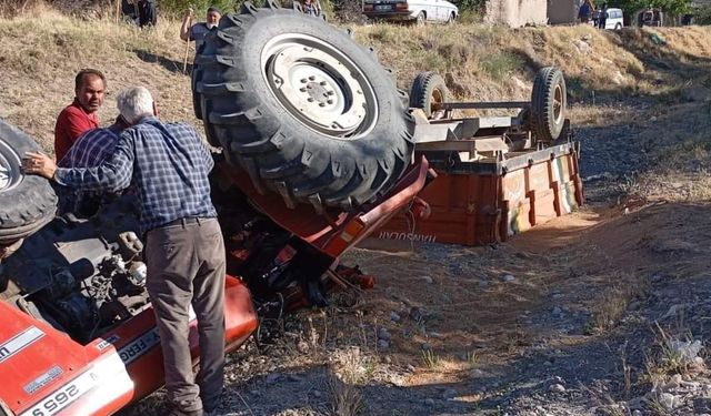 Çorum'da traktörün devrilmesi sonucu sürücü öldü, eşi yaralandı