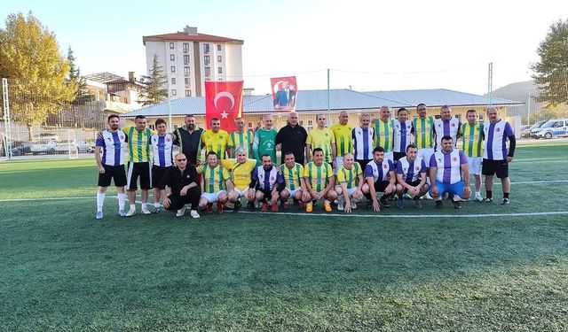 İskilip’te Cumhuriyet Bayramı’na özel gösteri maçı: Eski futbolcular ve yöneticiler sahada