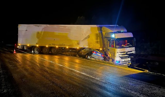 Yağışlı hava yine felakete yol açtı! Otomobil ile Tır çarpıştı, yaralılar var