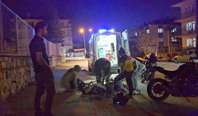 Çorum’da motosiklet kazası: Park halindeki kamyonete çarpan sürücü yaralandı!